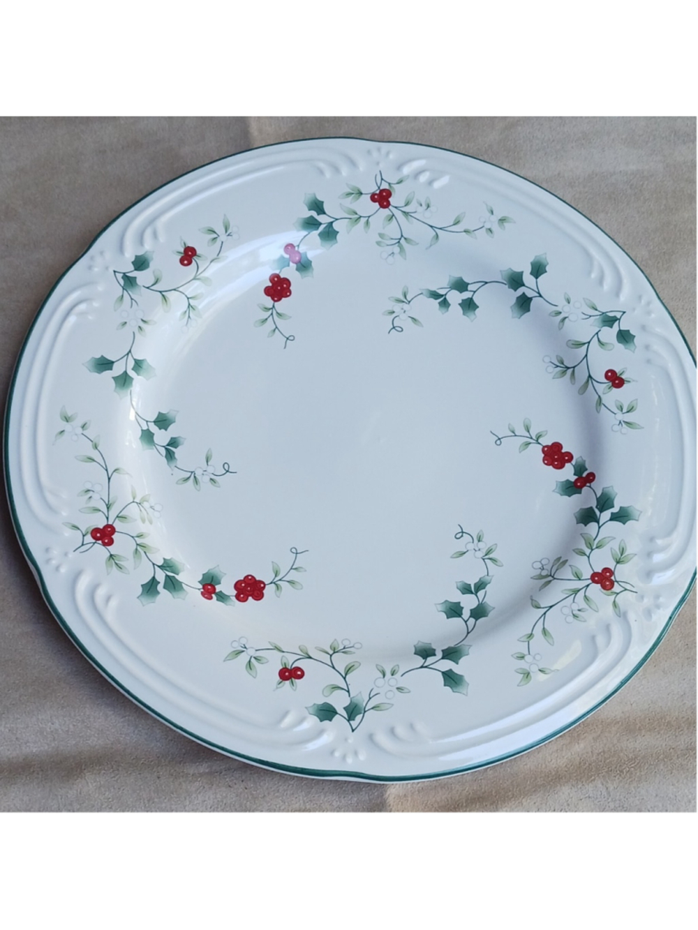 Pfaltzgraff Winterberry 10.5" Dinner Plate White Green Rim Holly Berry MW Safe